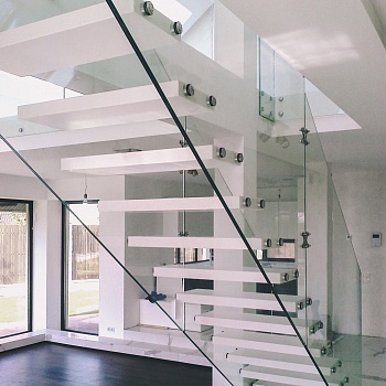 стеклянная лестница с мраморными ступенями. Детали конструкций