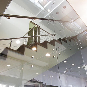 лестница из стекла, дерева и металла. Детали конструкций