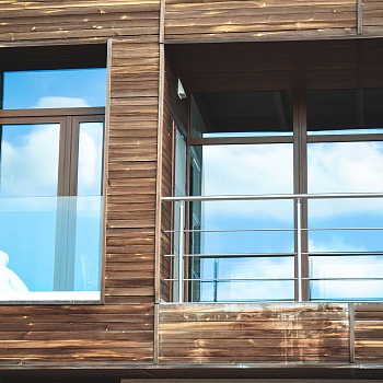 ограждение балкона из стекла и нержавеющей стали. Детали конструкций